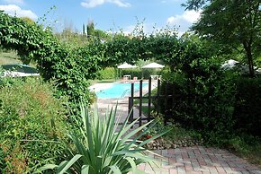 Sunlit Home With Pool