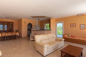 Spacious Villa With Pool