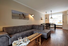 Terraced House by Katwijk Beach & Center
