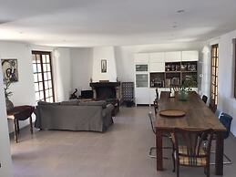 Tranquil Vineyard Villa, Berlou