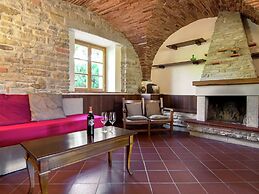 Spacious Farmhouse With Pool