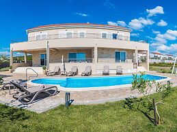 Villa With Private Heated Pool
