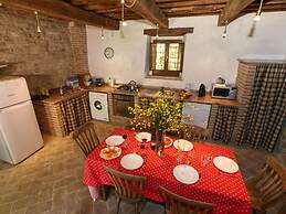 Cottage in Lisciano Niccone With Swimming Pool