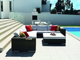 Villa in Foz do Arelho With Pool & Beach