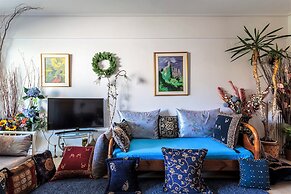 Bright Comfy Flat near Beach & City Center