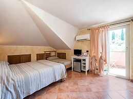 Villa in Monterotondo With Pool & Tiber Views