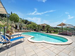Villa in Monterotondo With Pool & Tiber Views
