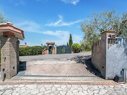 Villa in Monterotondo With Pool & Tiber Views