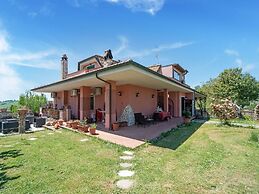 Villa in Monterotondo With Pool & Tiber Views