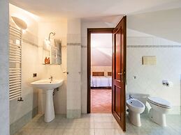 Villa in Monterotondo With Pool & Tiber Views