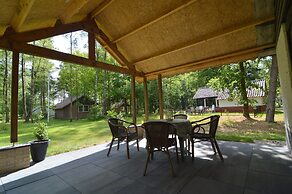 Detached Bungalow With Lovely Covered Terrace