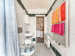 Cozy Apartment Near Trails