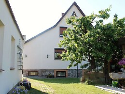 Cozy Apartment With Garden