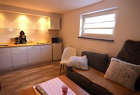Cozy Apartment With Garden