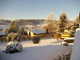 Ruhiger Bungalow am Hennesee mit Terrasse