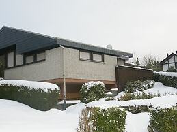 Ruhiger Bungalow am Hennesee mit Terrasse