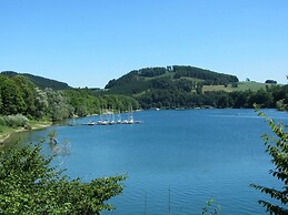 Ruhiger Bungalow am Hennesee mit Terrasse
