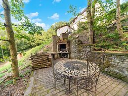 Forest-edge Hideaway, Bouillon
