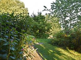 Tranquil Garden Apartment
