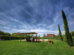 Tuscan Retreat With Pool