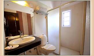 Lals Plaza Hotel