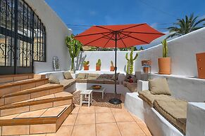 Elegant Villa With Pool