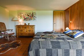Hilltop Haven in Parlan