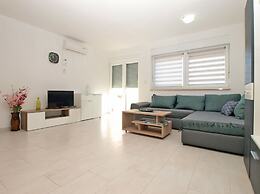 Apartment 1819