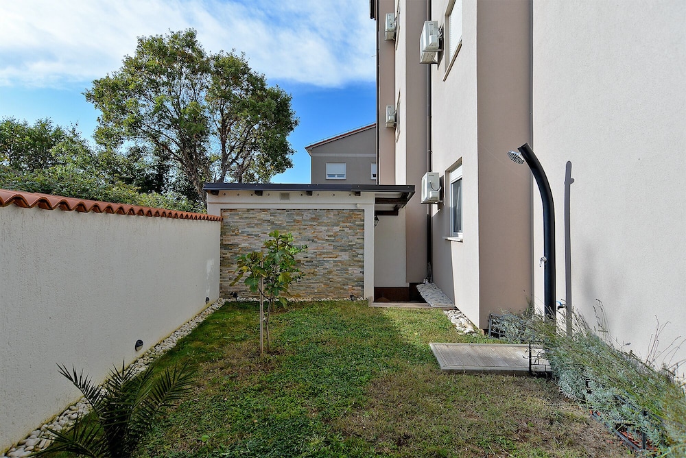 Apartment 1977