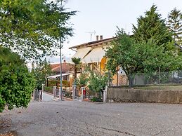 Belvilla by OYO Pleasant Apartment With Courtyard