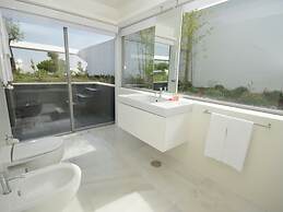 Morden Archictectural Villa In Lisbon