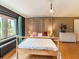 Beautiful Group House With Large Garden