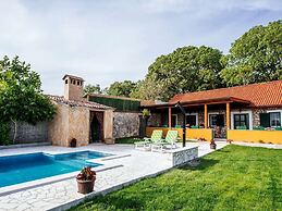 Lovely Holiday Home With Private Infinity Pool