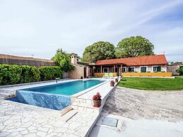 Lovely Holiday Home With Private Infinity Pool