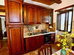 Vibrant Cottage near Lake in Bomba