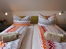 Allergy Friendly Holiday Home near Beach with Lake View