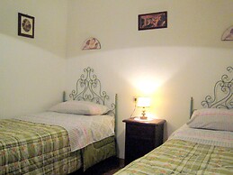 Tuscan Charm: Frassini Cottage