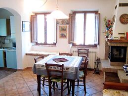 Tuscan Charm: Frassini Cottage