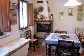 Tuscan Charm: Frassini Cottage