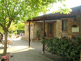 Tuscan Charm: Frassini Cottage