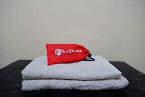 RedDoorz near GOR Wisanggeni