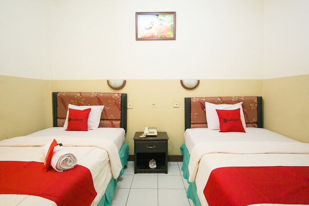 RedDoorz Plus near Pelabuhan Bitung