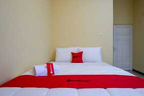 RedDoorz near Alun Alun Pati