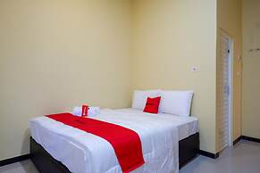 RedDoorz near Alun Alun Pati