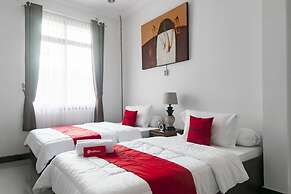 RedDoorz Syariah Plus near Trans Studio Cibubur