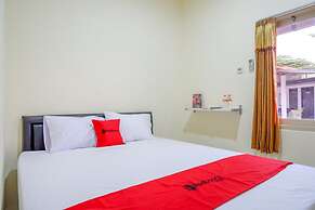 RedDoorz near GOR Satria 3