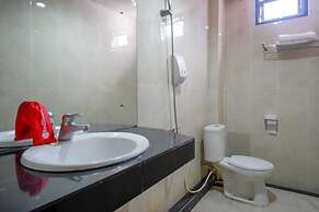 RedDoorz Plus @ Cameloan Hotel Palu