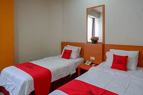 RedDoorz Plus @ Cameloan Hotel Palu