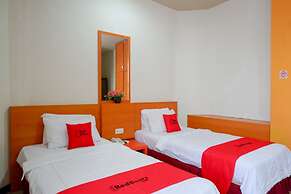RedDoorz Plus @ Cameloan Hotel Palu