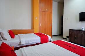 RedDoorz Plus @ Cameloan Hotel Palu